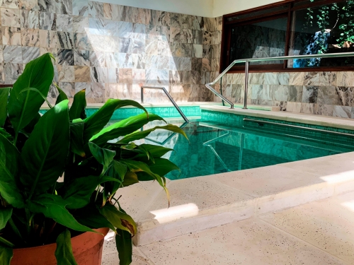 Piscina preparada para fisioterapia, barandas de seguridad y acceso