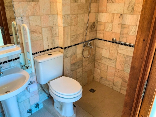 Baños equipados con barandas de seguridad