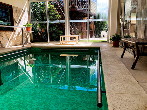 Piscina preparada para fisioterapia, barandas de seguridad y acceso