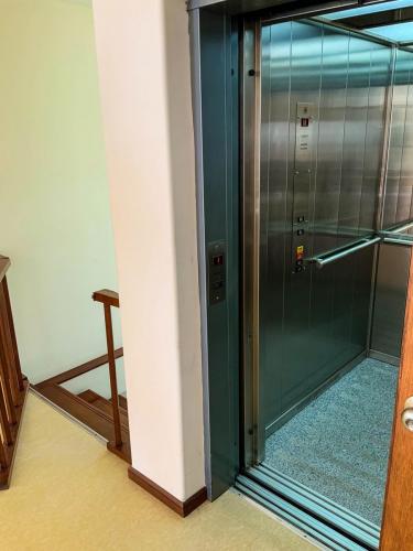 Ascensor de última generación, puerta con retardo para residentes con movilidad reducida