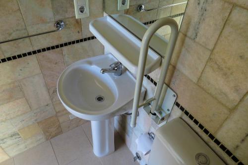 Baños preparados con barandas de seguridad